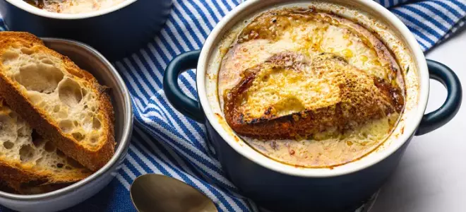 Французский луковый суп (Soupe à l’Oignon Gratinée)
